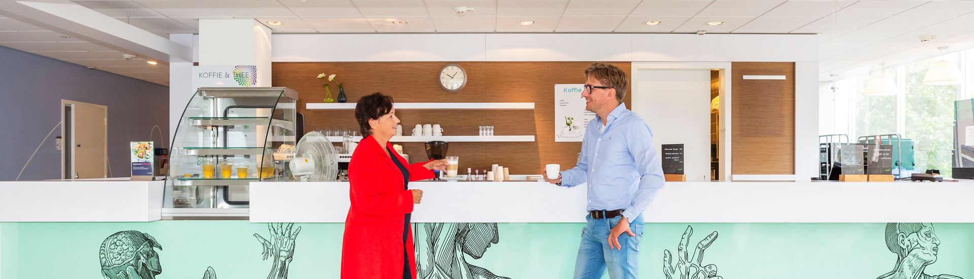 Vrouw en man met koffie in de espressobar van Isala Zwolle Vrouw en man met koffie in de espressobar van Isala Zwolle