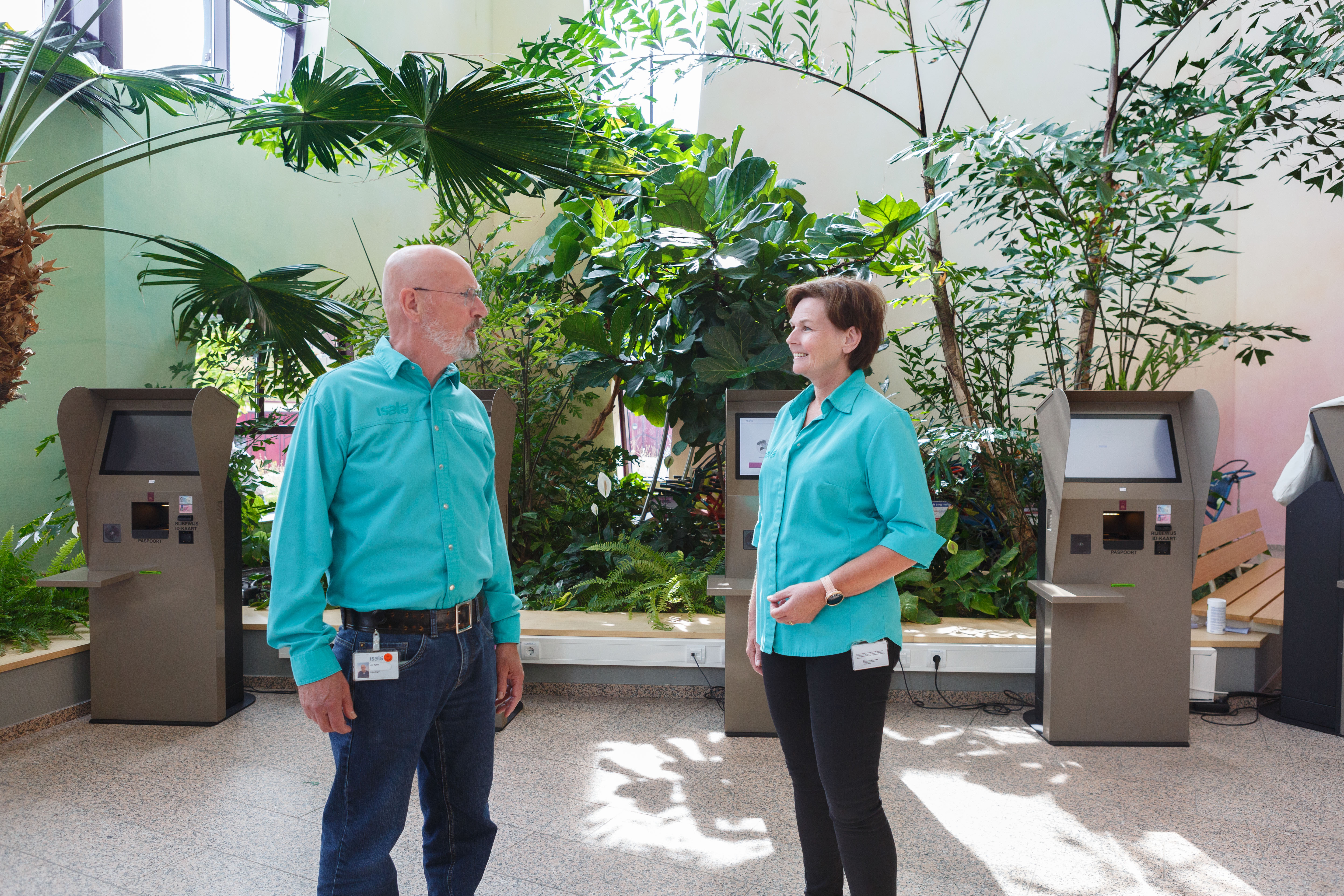 Twee vrijwilligers in de centrale hal van Isala Zwolle